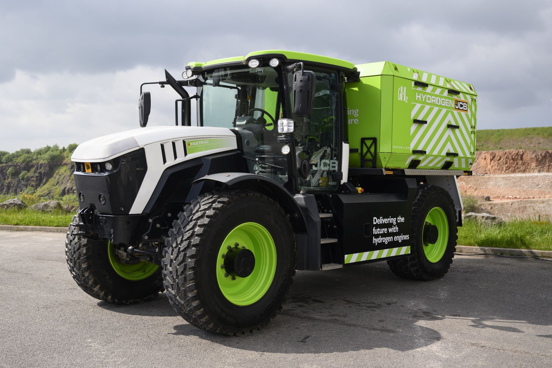 Mobilna stacja tankowania wodoru na ciągniku JCB