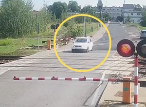 Wjechała pod rogatkę na czerwonym świetle. Przez 10 minut nawet nie wyszła z pojazdu
