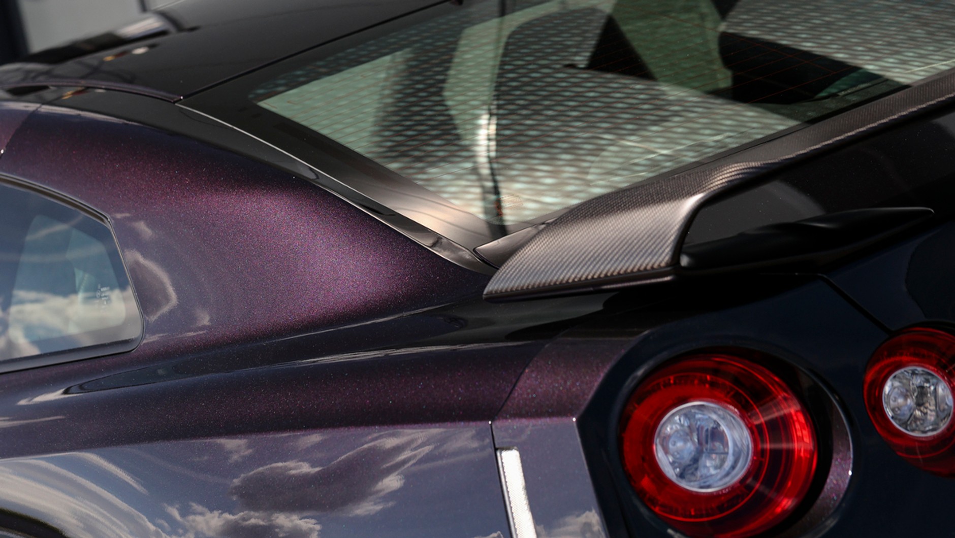 Lakier Midnight Purple nawiązuje do Skyline'a R34