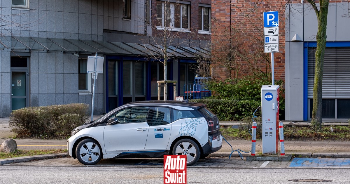Zaparkował przed nieczynną ładowarką, auto odholowano. Kierowca poszedł do sądu