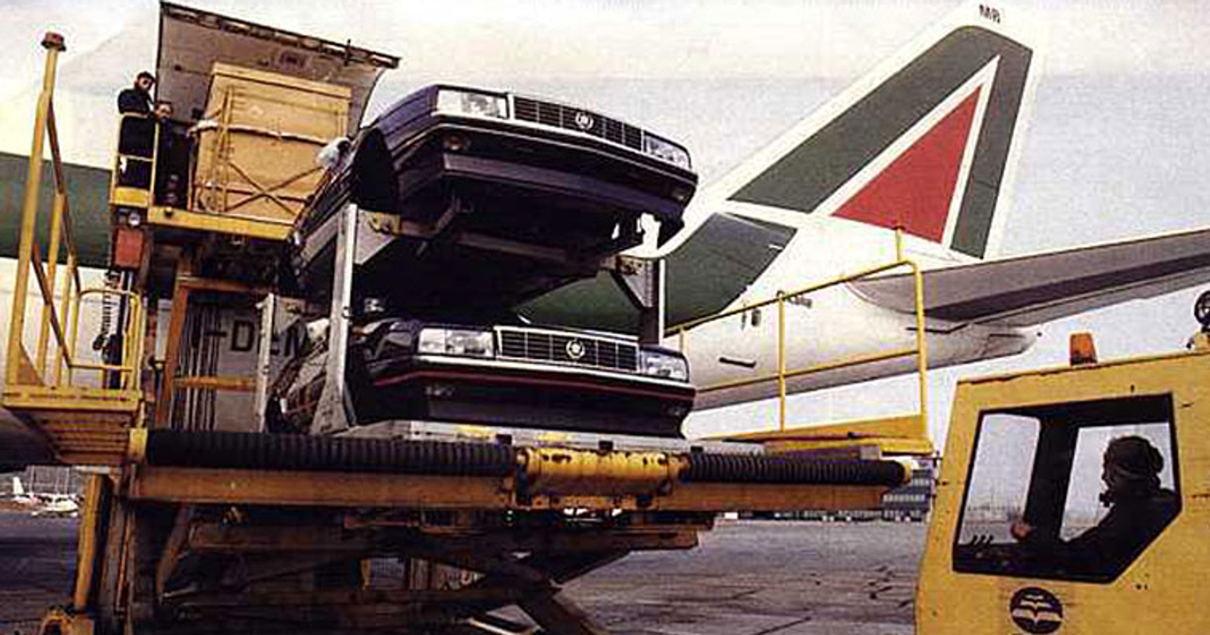 Cadillac Allanté - transportowany w częściach drogą lotniczą