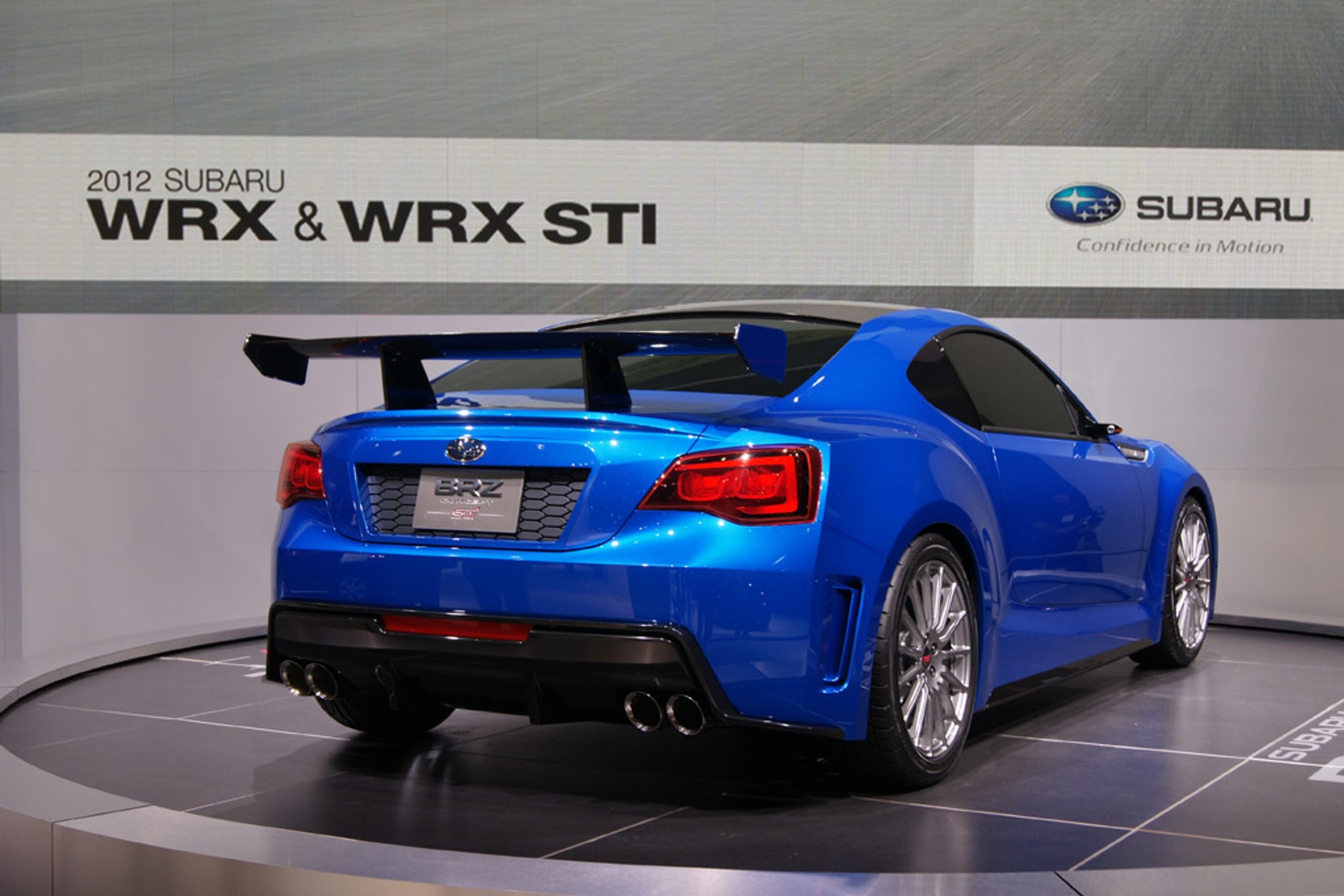 Los Angeles Auto Show 2011: duże nadal w modzie