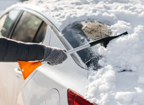 Czy można odśnieżać z włączonym silnikiem? Lepiej nie, to niezgodne z prawem i złe dla silnika