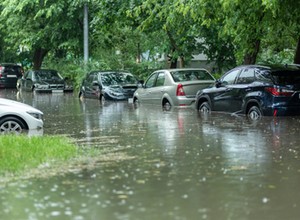 Prawie nowe, tanie i bezwypadkowe. Wyjaśniamy, czy warto kupić auto po zalaniu
