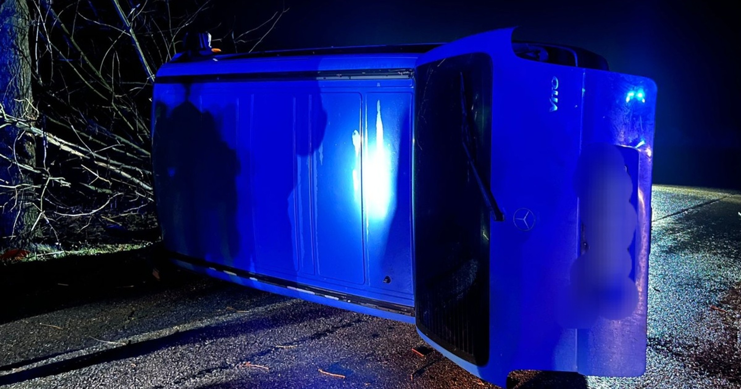 Zjechał na pobocze, uderzył w drzewo i "wylądował" na boku