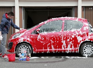 Jak latem zadbać o auto? Radzimy, czym skutecznie usunąć owady, smołę i inne trudne zabrudzenia