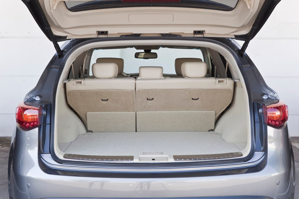 Porsche Cayenne kontra Infiniti FX: luksus i sport