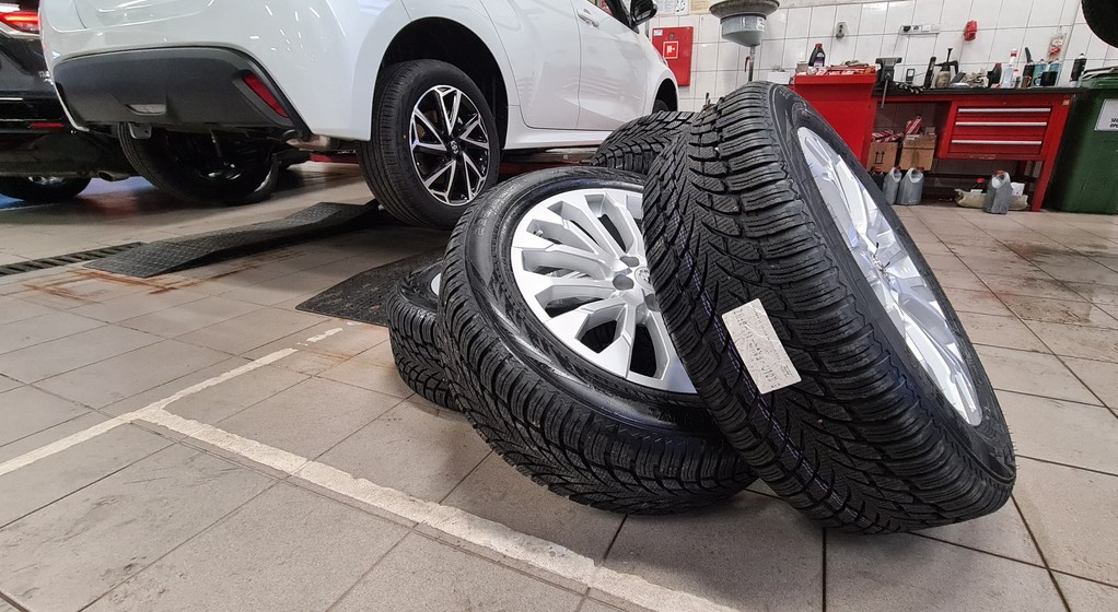 Pierwsze nadejście zimy. Wymiana opon na sezon zimowy