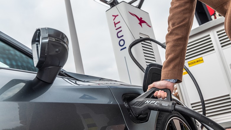 Audi e-tron GT na stacji Ionity