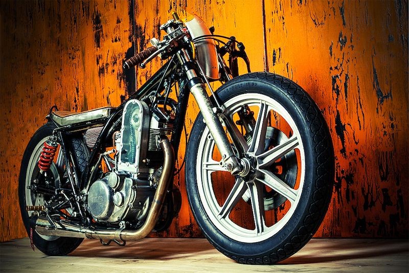 Kingston Yamaha SR500 z fragmentem silnika od Porsche 911 Turbo z generacji 930