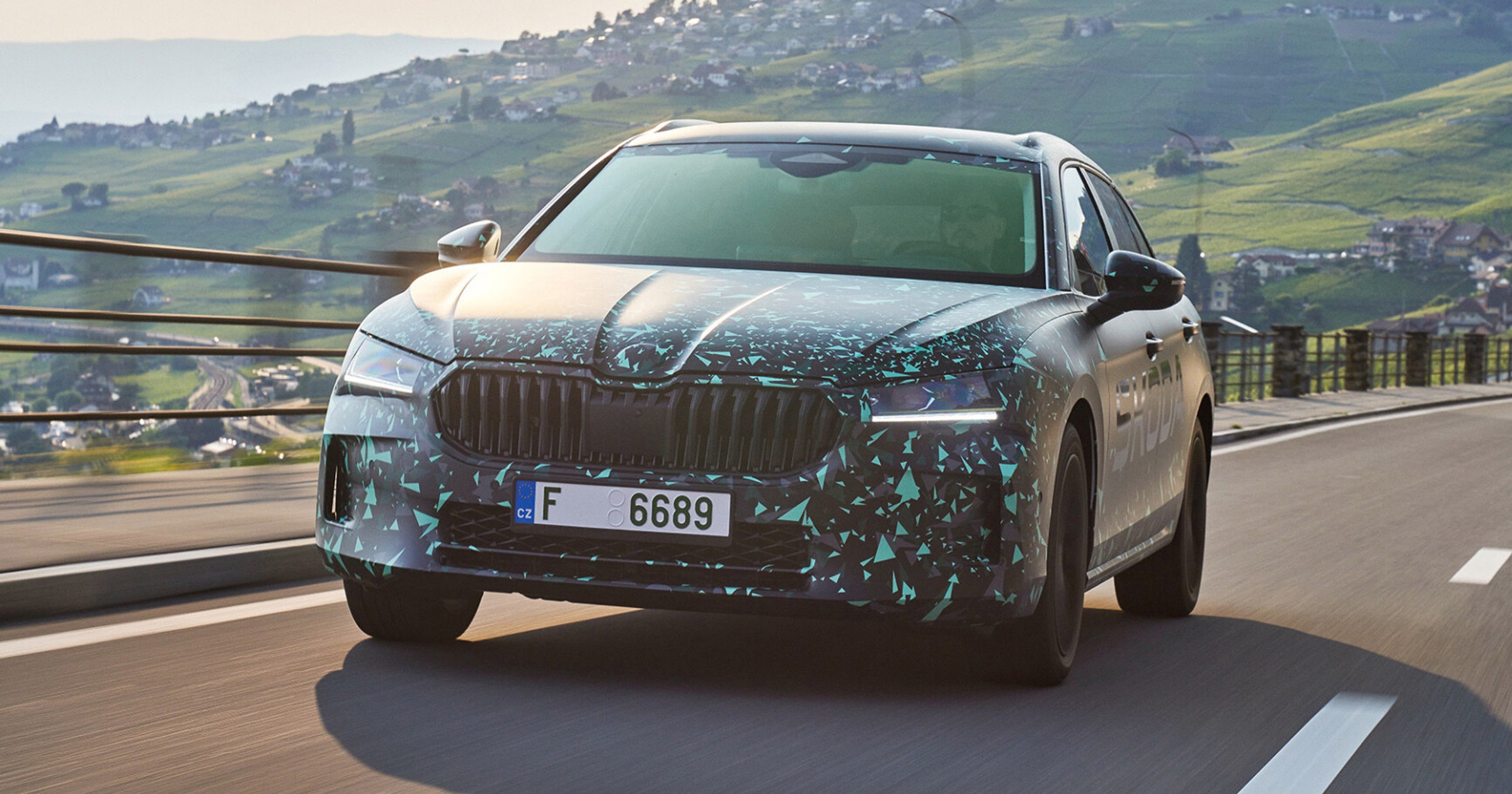 Nowa Skoda Superb w kamuflarzu