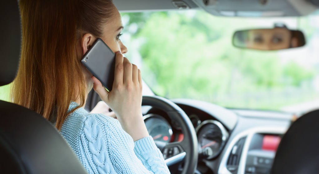 Korzystanie z telefonuy w samochodzie