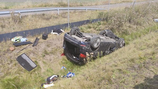 Kierowca BMW dachował na drodze S5. Wypadek przeżył tylko pies