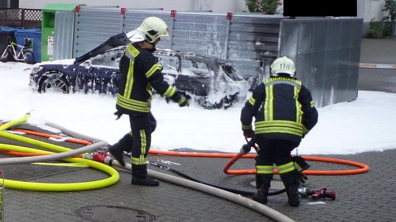 Ze spalonego na stacji Volkswagena Passata nie wiele zostało