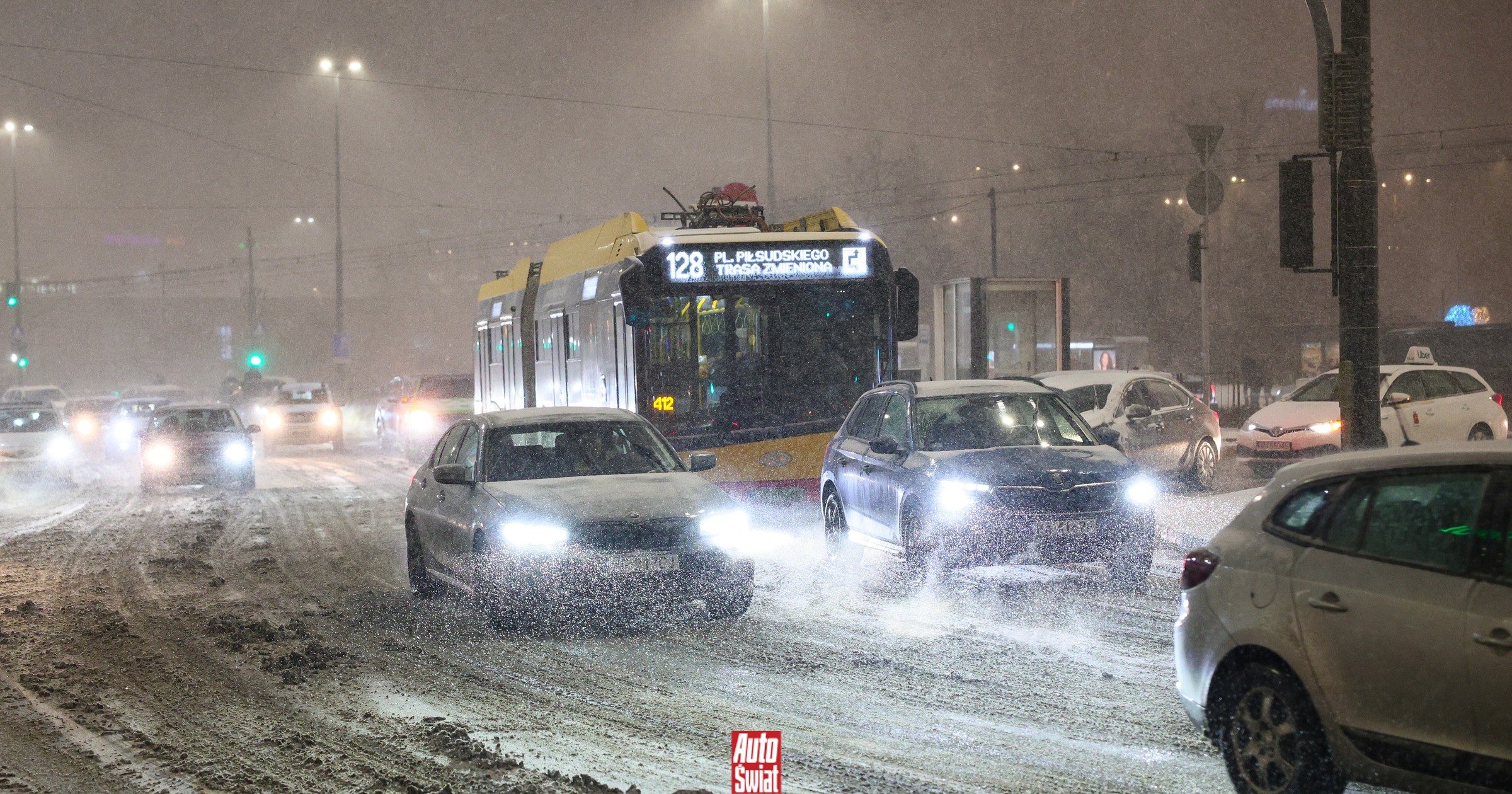 Trudne warunki na drogach w całej Polsce. Sześć rad, jak jeździć po śliskim