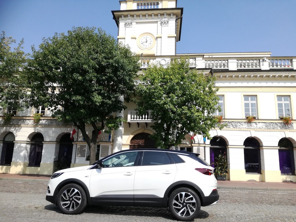 Opel Grandland X w Łowiczu przed ratuszem