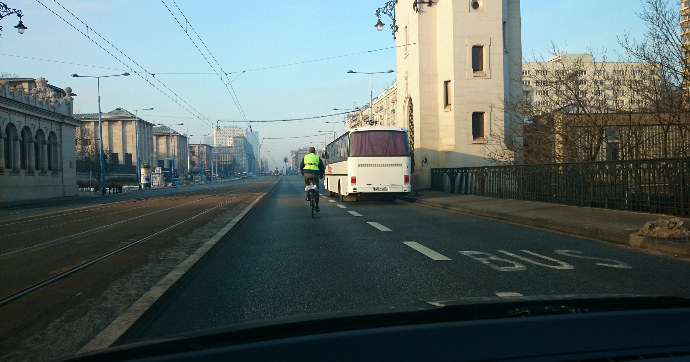 Rowerzysta obok buspasa
