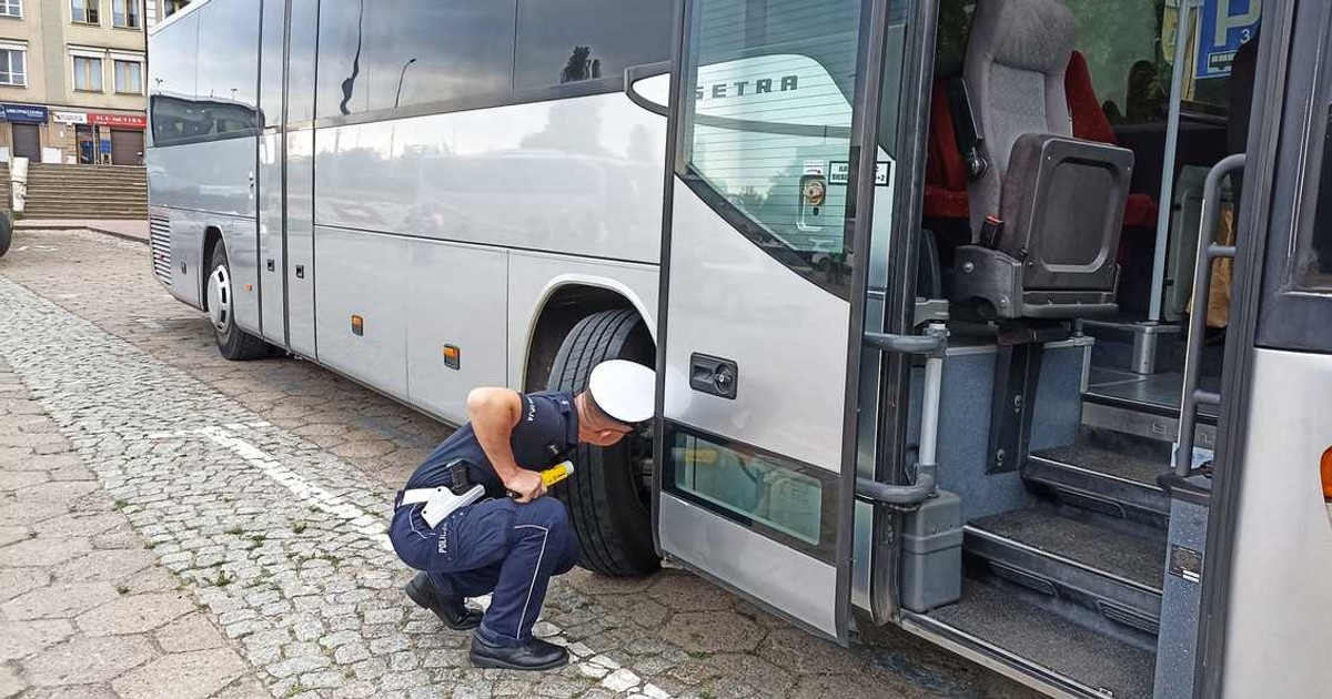 Obraz pochodzący z serwisu https://lomza.policja.gov.pl/po4/informacje/96144,Bezpieczna-wycieczka-zglos-kontrole-autokaru.html