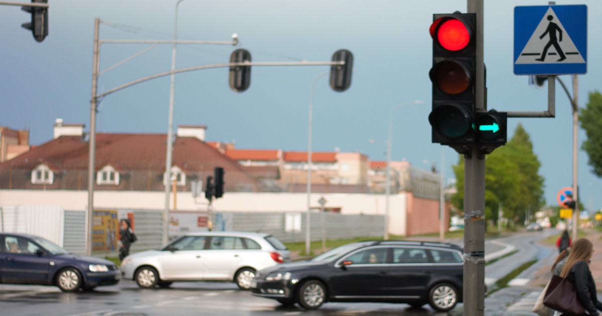  Zielona strzałka to odwieczna zmora kierowców. Zatrzymać się czy jechać?