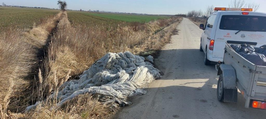 Wyrzucanie śmieci przy drogach to również problem w Polsce