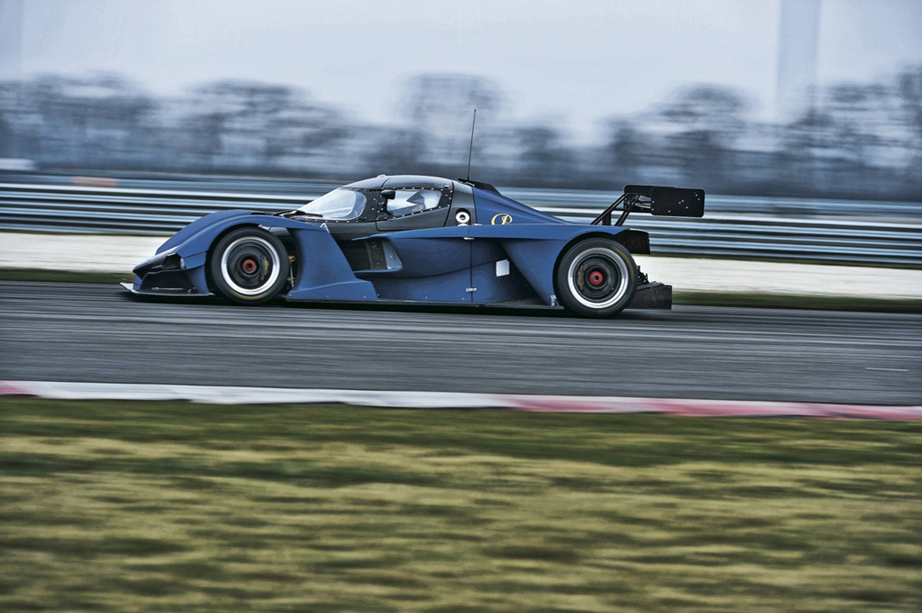 Praga R1 w starciu z Audi R8: diabeł jeździ sobie Pragą