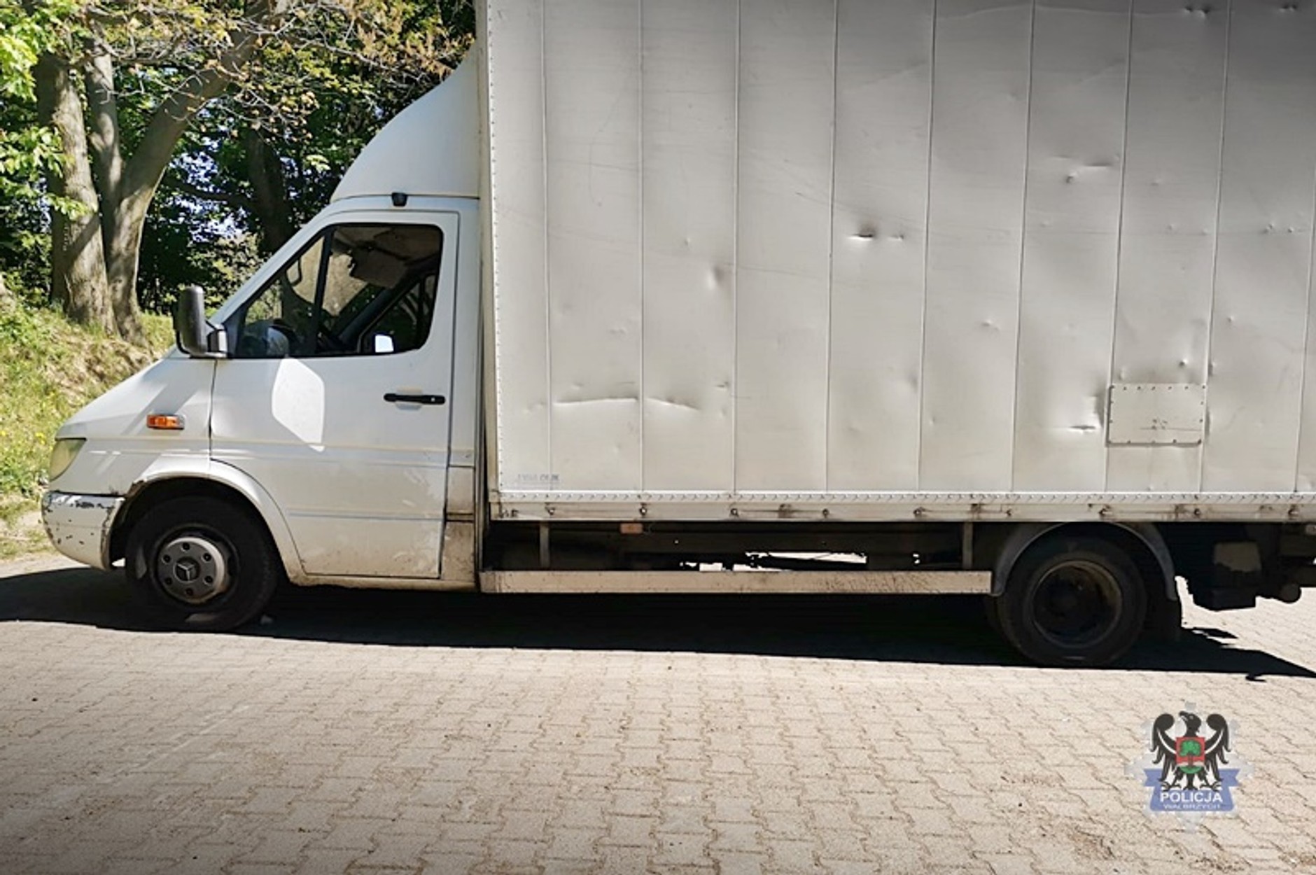 Policjanci zauważyli toczącego się dostawczaka. Po chwili wszystko stało się jasne