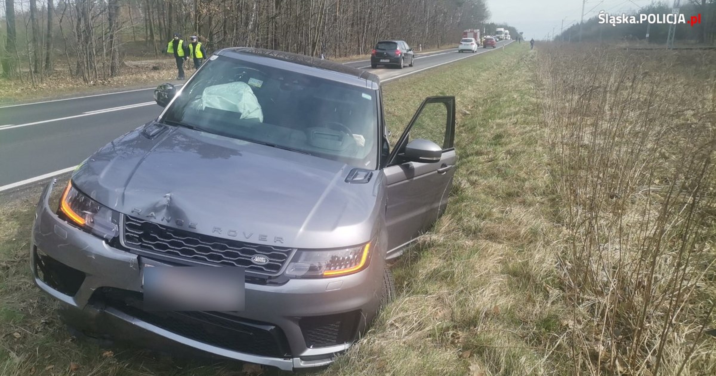 Uciekali skradzionym Range Roverem. Policjanci ruszyli w pościg. Padły strzały