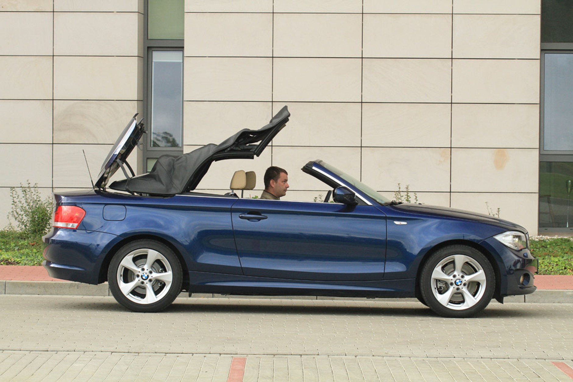 Test BMW 123d: czy mały kabriolet BMW ma sens?