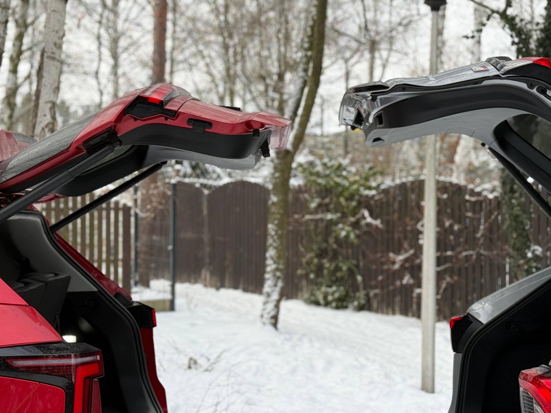 Po lewej stronie klapa bagażnika w chińskim aucie, po prawej –&nbsp;u japońskiego konkurenta. Na pierwszy rzut oka różnica niewielka, ale przy "europejskim wzroście" tych kilka centymetrów często decyduje o tym, czy nabijemy sobie guza, czy nie. 