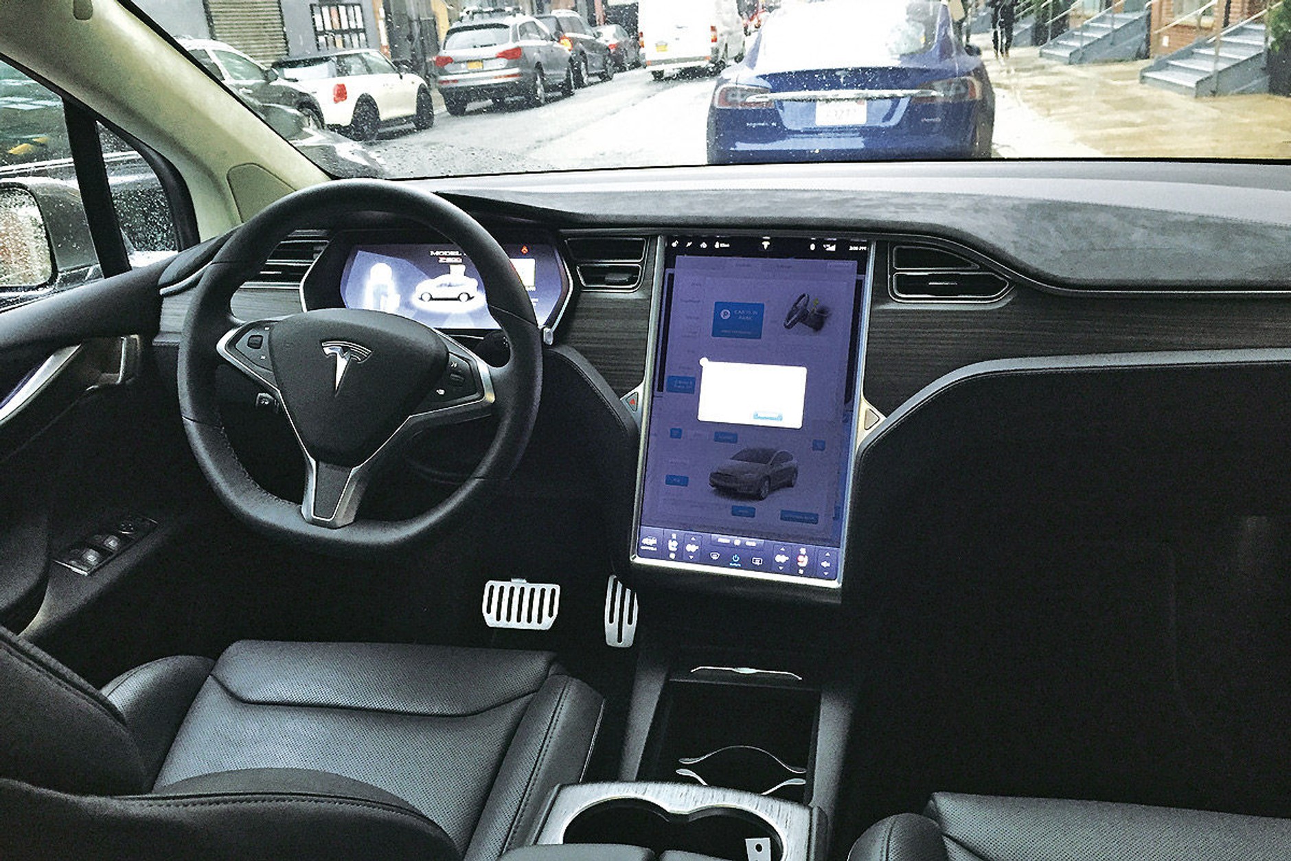 Tesla Model X - skrzydalty ekoanioł