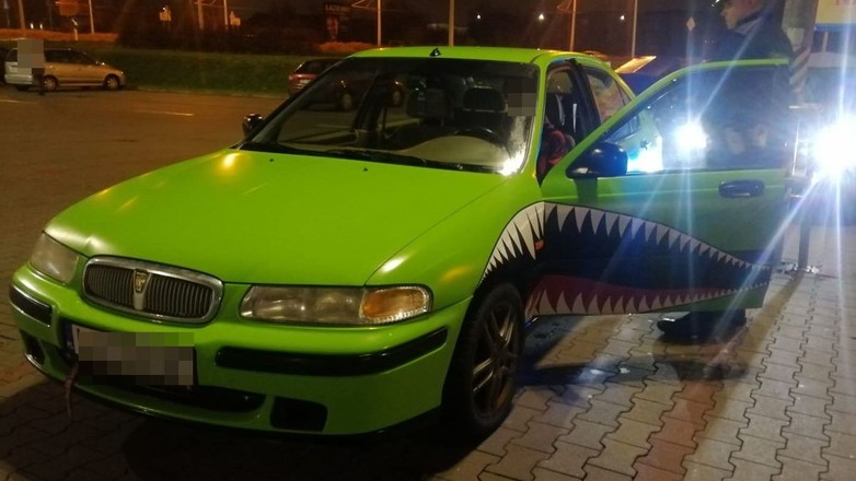 Kontrola policyjna przerobionego samochodu