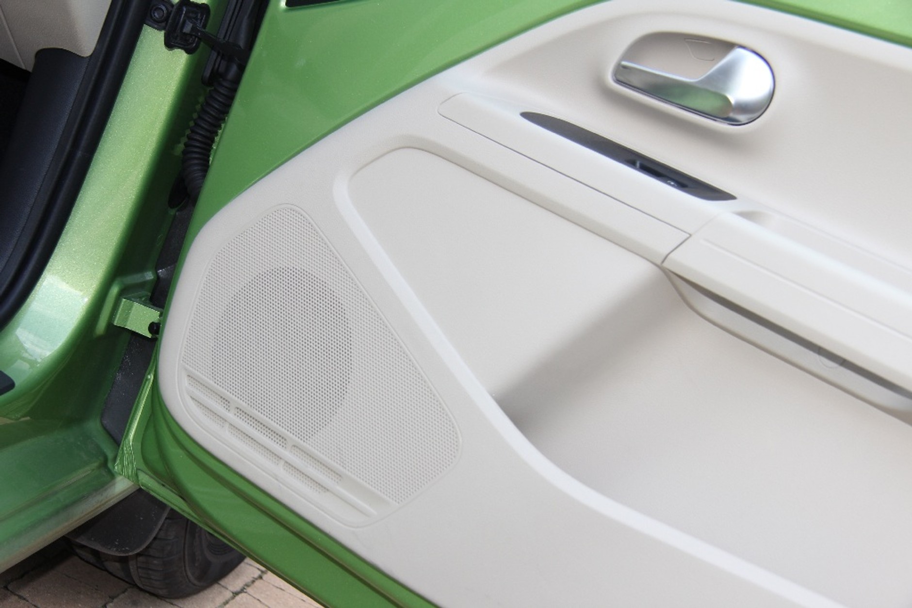 Głośnik szerokopasmowy w drzwiach Skody Citigo.