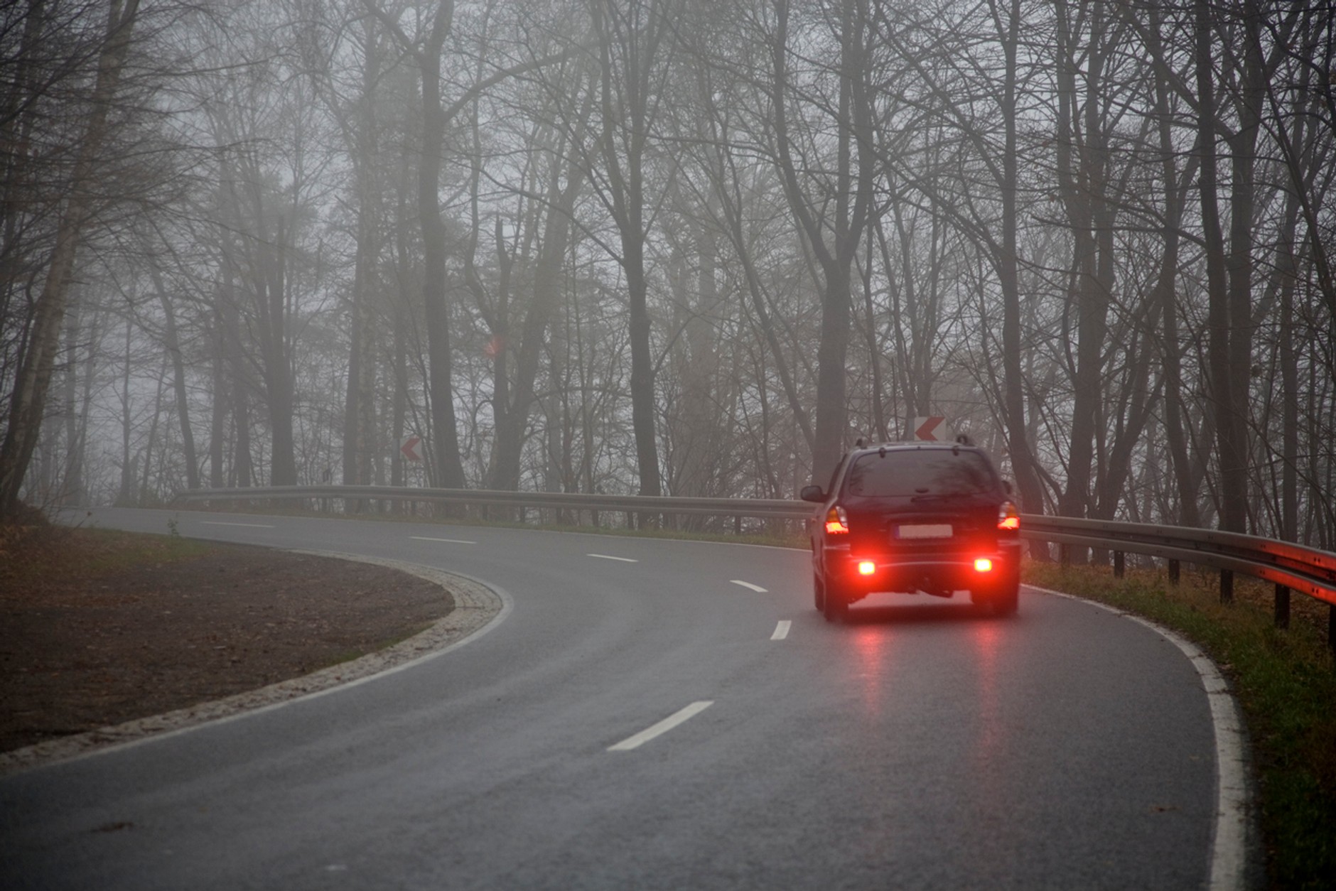 Bezpieczeństwo jesienią na drodze. Jak poprawić widoczność w aucie?
