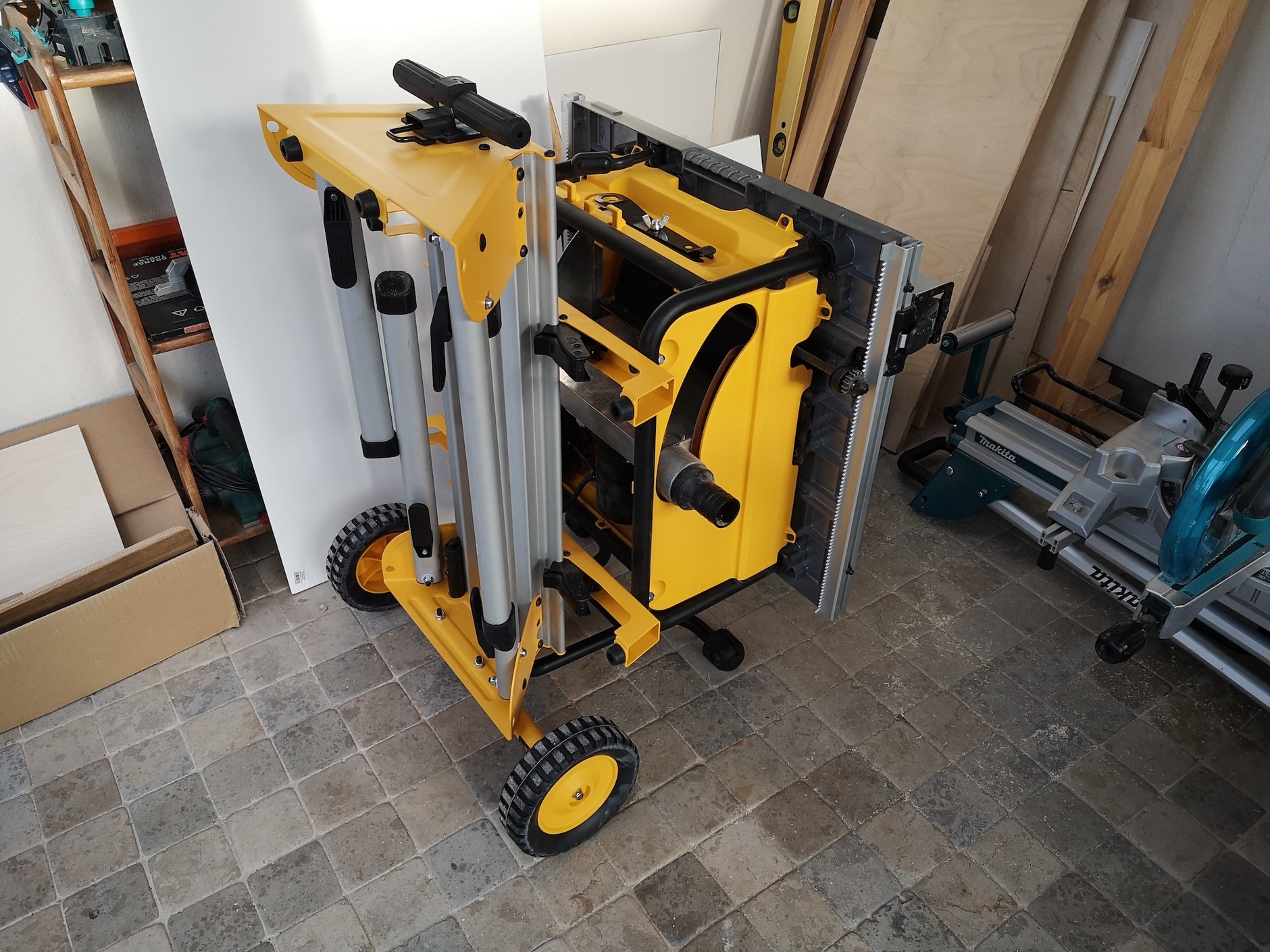 Specjalny wózek do pilarki przenośnej służy do transportu narzędzia (choćby po schodach), jako stanowisko robocze oraz umożliwia przechowywanie sprzętu w pozycji pionowej – tak zajmuje mniej miejsca