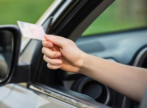 Lepiej zawsze trzymaj te dokumenty w aucie. Grzywna może wynieść tysiące złotych