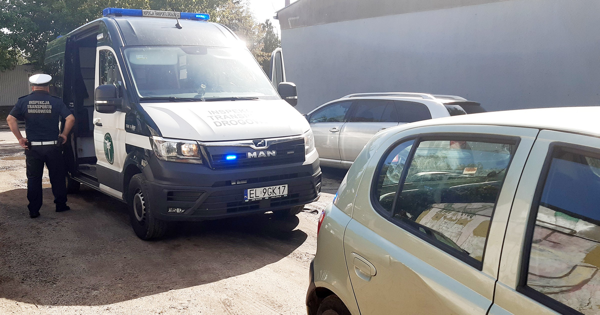 Inspektorzy ITD z Sieradza interweniowali, gdy impreza przeniosła się do auta