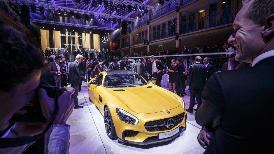 Mercedesy na salonie w Paryżu