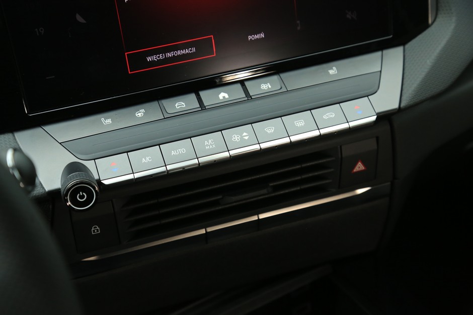 Cieszą wyodrębniony analogowy panel klimatyzacji oraz umieszczone pod ekranem multimediów klawisze do często używanych funkcji.