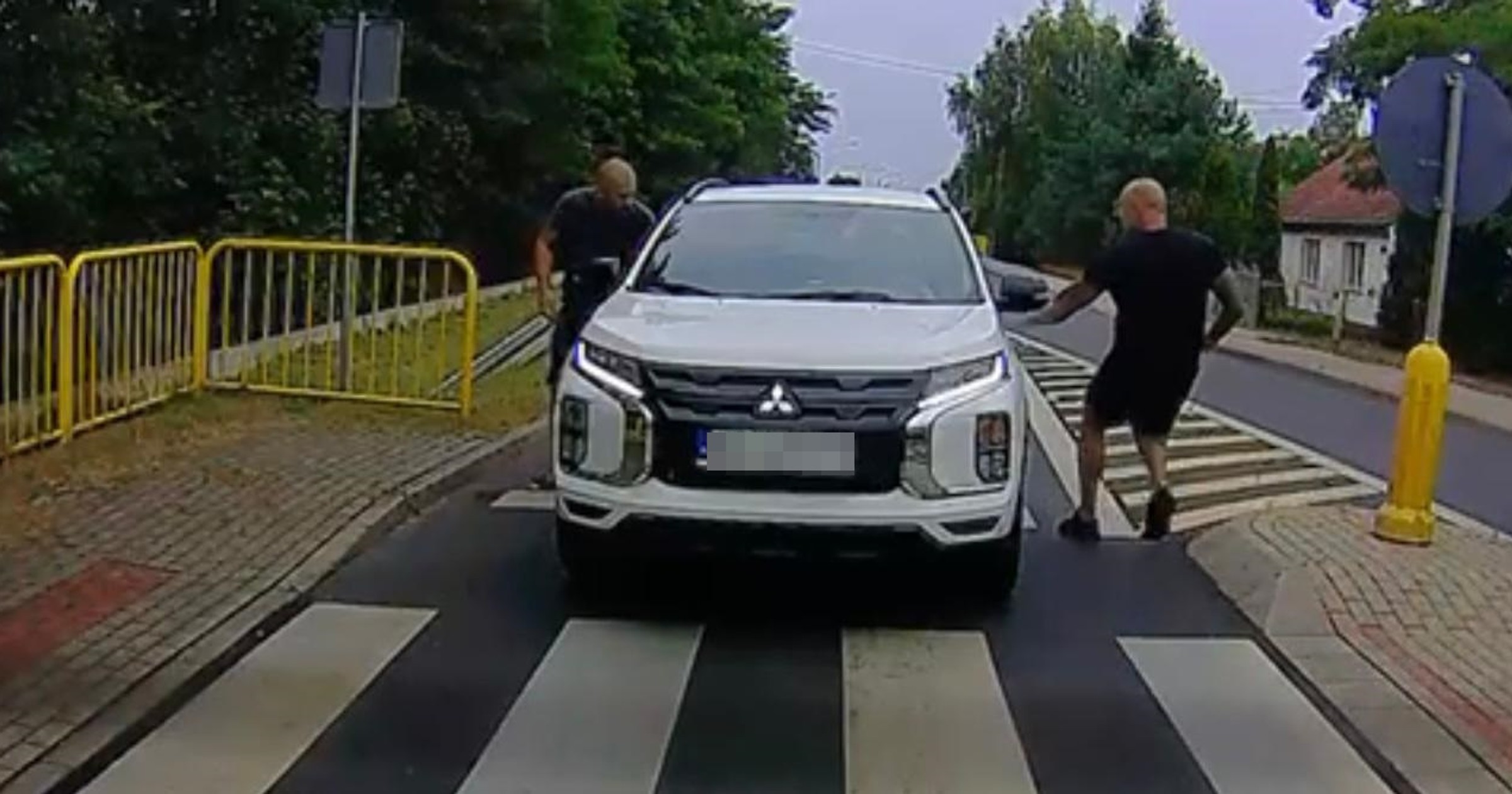 Funkcjonariusze Straży Granicznej zatrzymali 20-letniego kierowcę, który jechał skradzionym w Niemczech Mitsubishi ASX