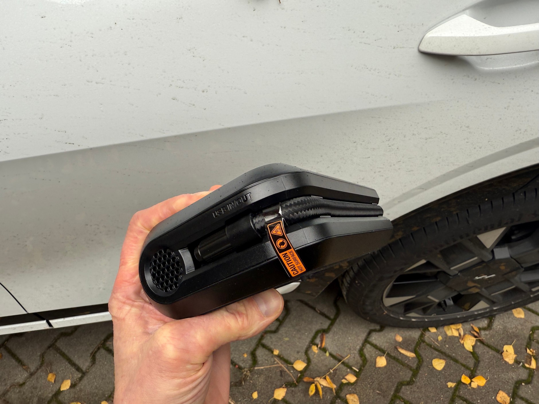 Wężyk ciśnieniowy w kompresorku Noco AL5 ma w obudowie swoje miejsce