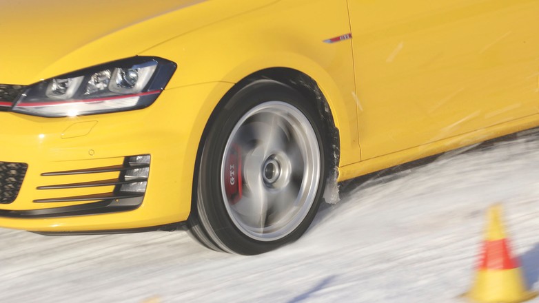 Test opon zimowych w rozmiarze 225/40 R 18 - na śniegu wygrywa Francja