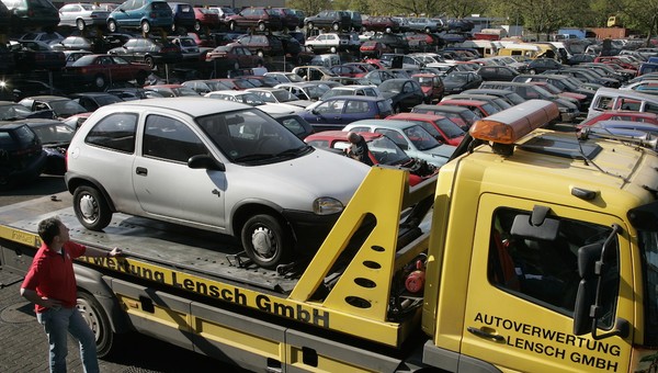 Gdzie trafiają stare samochody? Do biedniejszych krajów zamiast na złomowiska