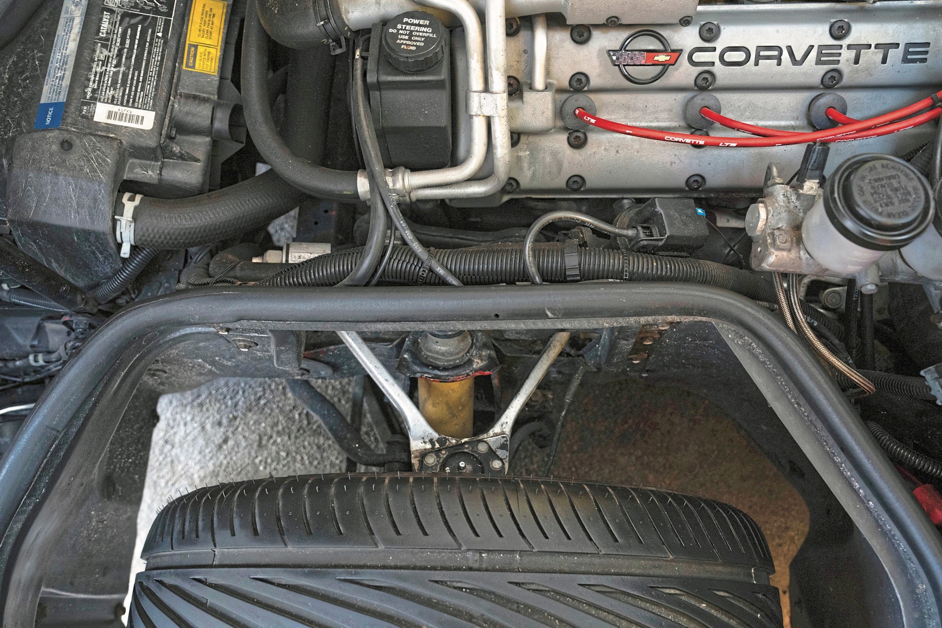 Corvette C4 ZR-1: aluminiowe elementy zawieszenia i silnik podrasowany przez brytyjskich specjalistów.