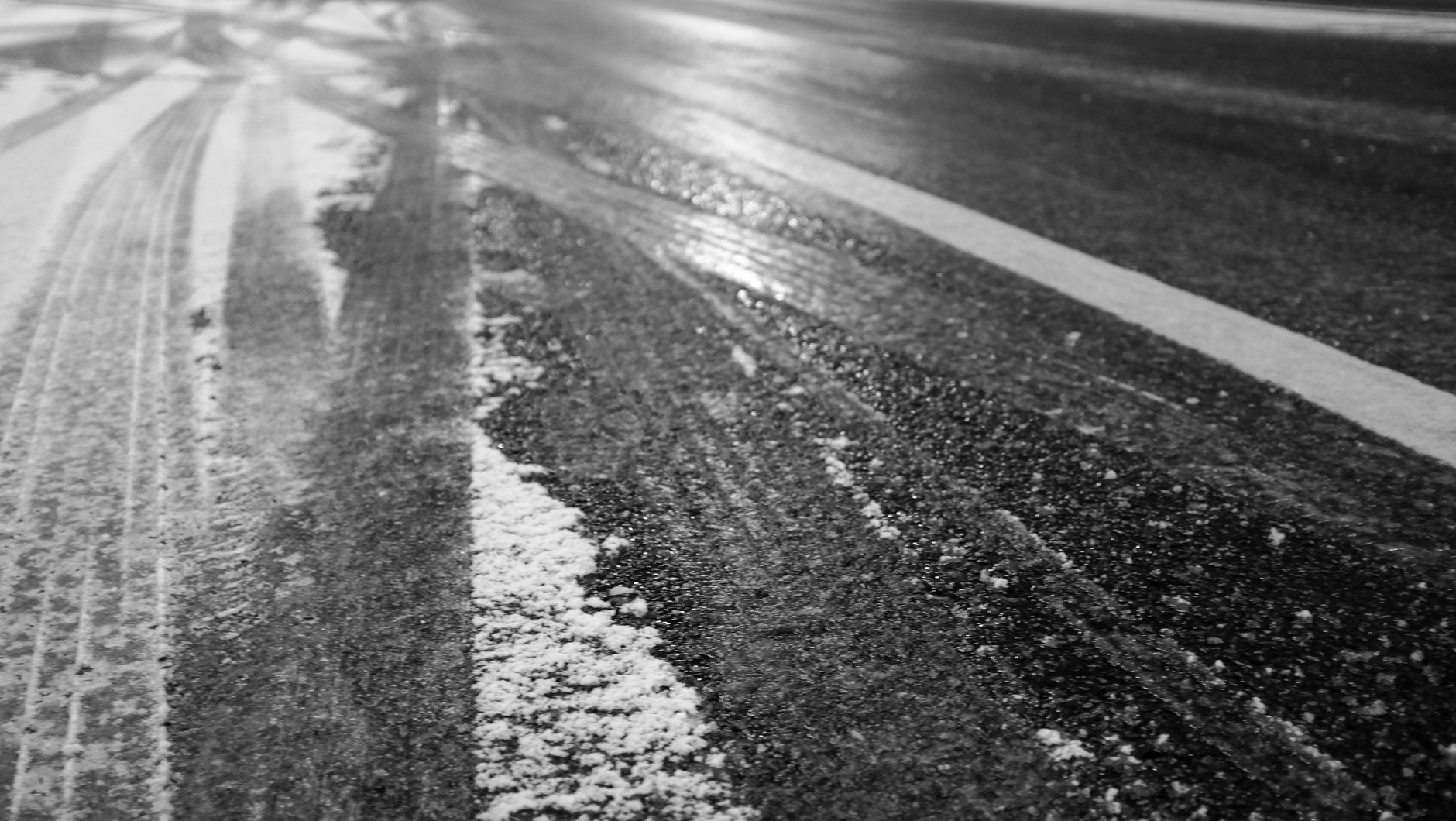 Gołoledź jest prawie niewidoczna gołym okiem. Trzeba się skupić, by ją zauważyć