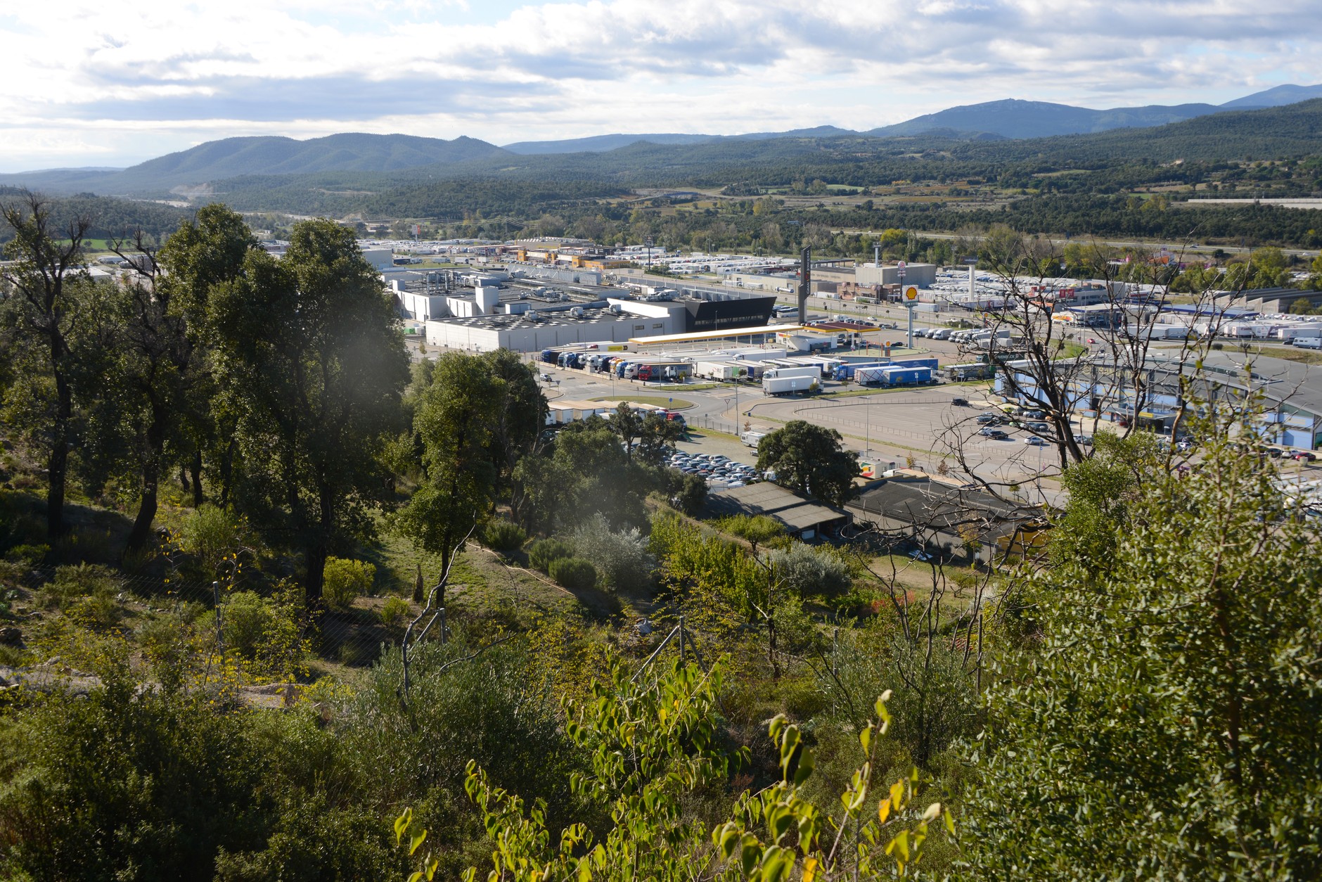 La Jonquera słynie z gigantycznych parkingów dla ciężarówek, ale też z prostytucji, handlu nielegalnym towarem i częstych kradzieży