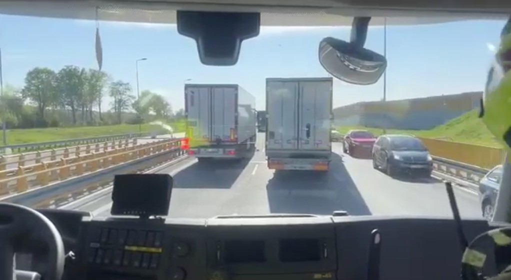 Strażacy nie mogli dojechać na miejsce wypadku, bo korytarz życia zablokowali kierowcy jadący "pod prąd"