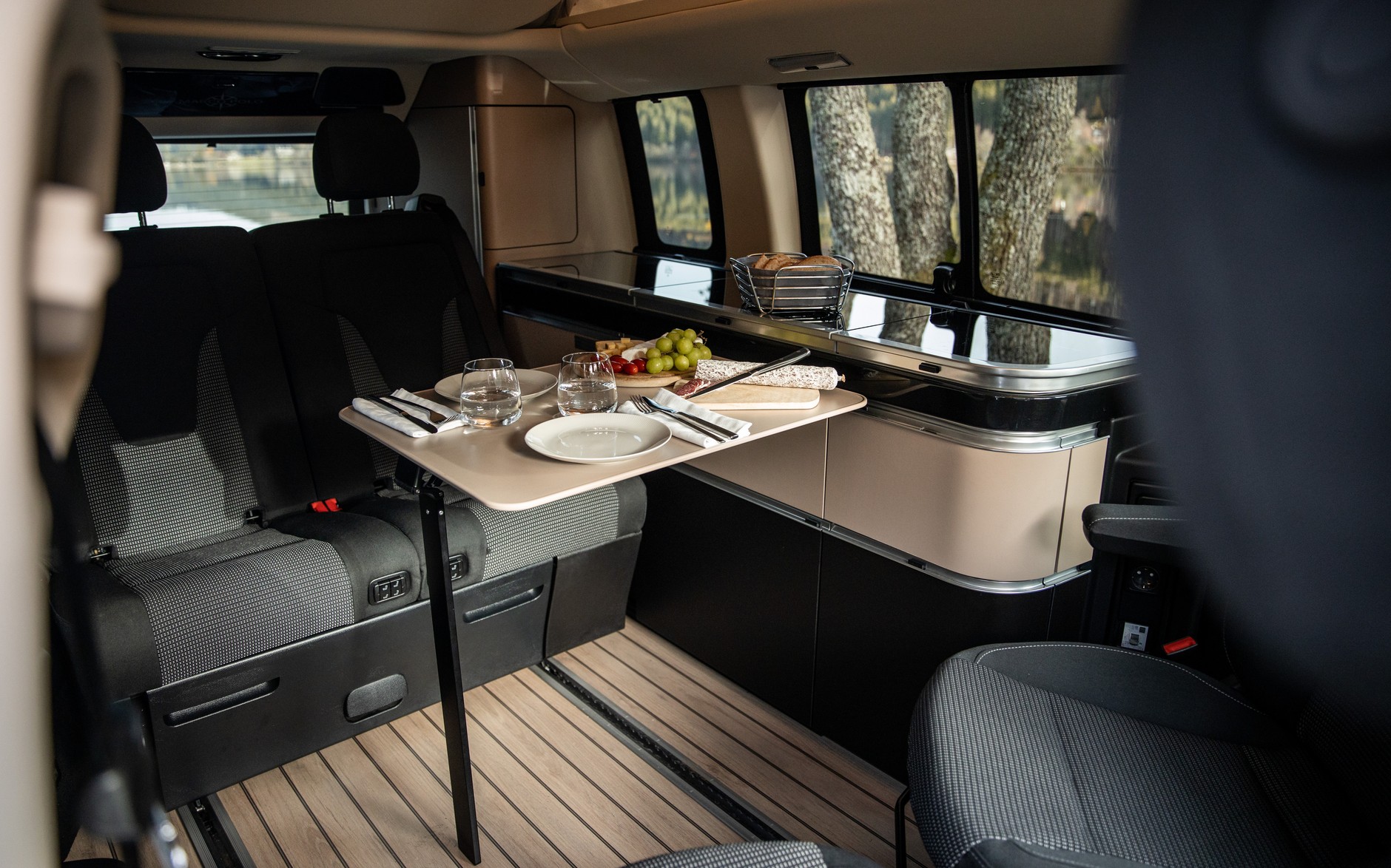 Mercedes-Benz klasy V Marco Polo. Wnętrze nie jest przesadnie przestronne jak na kampera, ale elegancko wykończone.