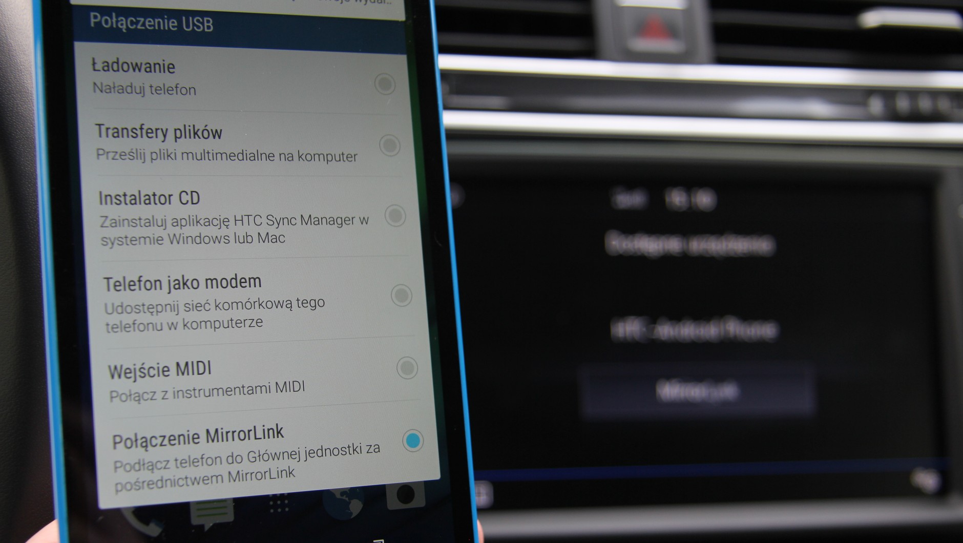 Jeśli radio automatycznie nie rozpozna telefonu, to wówczas w menu smartfona trzeba włączyć opcję MirrorLink. Wbrew pozorom nie zawsze łatwo ją znaleźć.