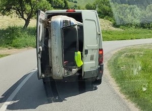 Furgonem przewoził auto ustawione bokiem. To trzeba zobaczyć
