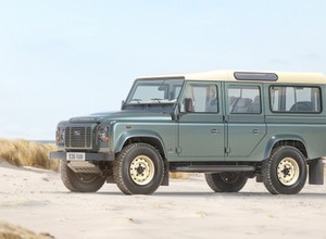 Używany Land Rover Defender za ponad milion złotych. Możesz sobie wybrać kolor. Kupujesz?